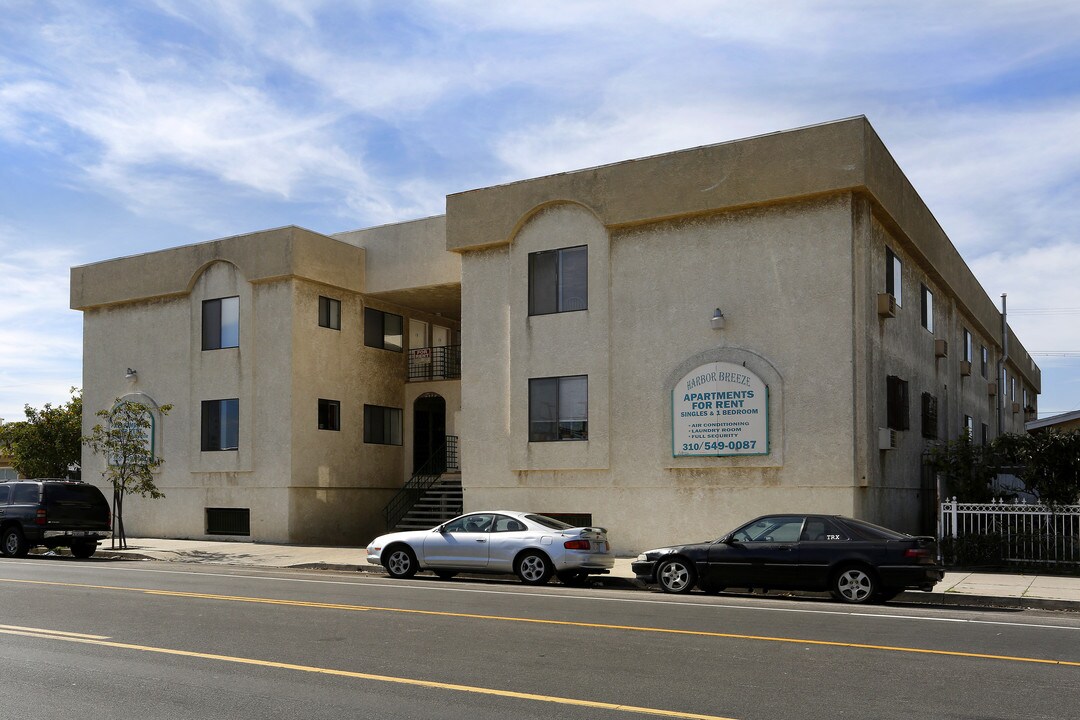 Harbor Breeze Apartments in Wilmington, CA - Building Photo
