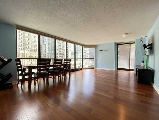 663 N State St, Unit 911 in Chicago, IL - Foto de edificio - Building Photo