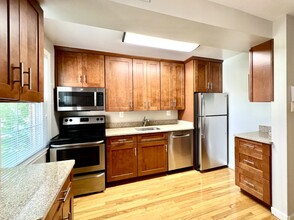 2207 Washington Ave, Unit 201 in Silver Spring, MD - Building Photo - Building Photo