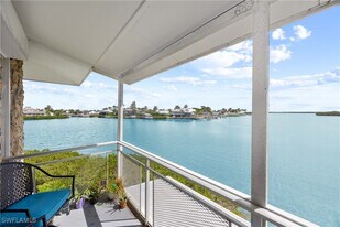 330 Kon Tiki Dr in Naples, FL - Building Photo