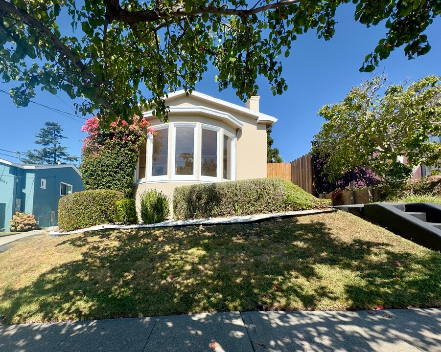 2615 Maxwell Ave in Oakland, CA - Foto de edificio