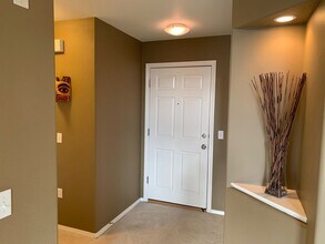 11351 Discovery View Dr in Anchorage, AK - Foto de edificio - Building Photo