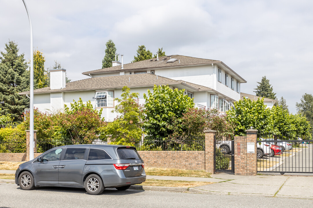 10042 153 St in Surrey, BC - Building Photo