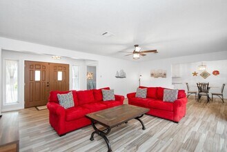 89 Bayou Ln in Kemah, TX - Foto de edificio - Building Photo