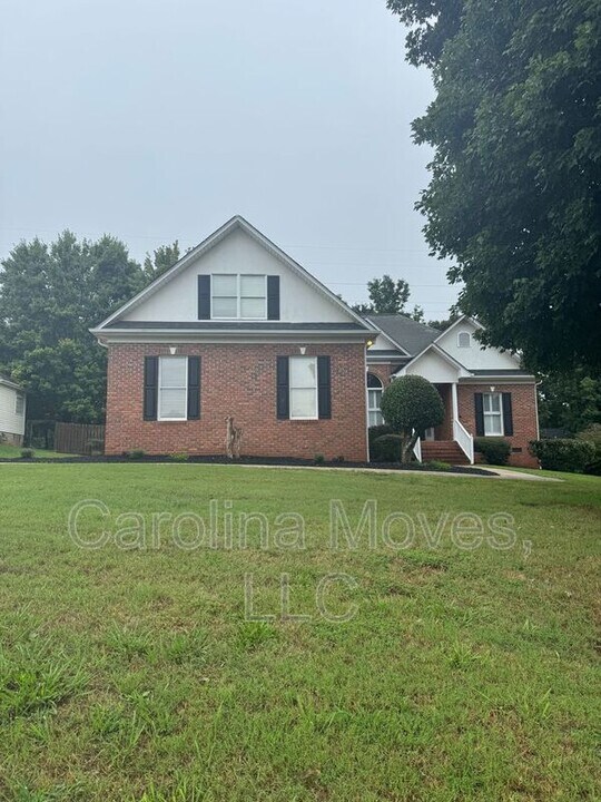 102 W Field Sparrow Ct in Greenville, SC - Building Photo