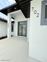 702 Zemil Ct in Ft. Myers, FL - Foto de edificio - Building Photo