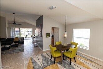 11660 Navarro Way in Ft. Myers, FL - Foto de edificio - Building Photo