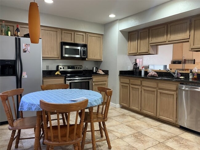 property at 716 W Mulberry St