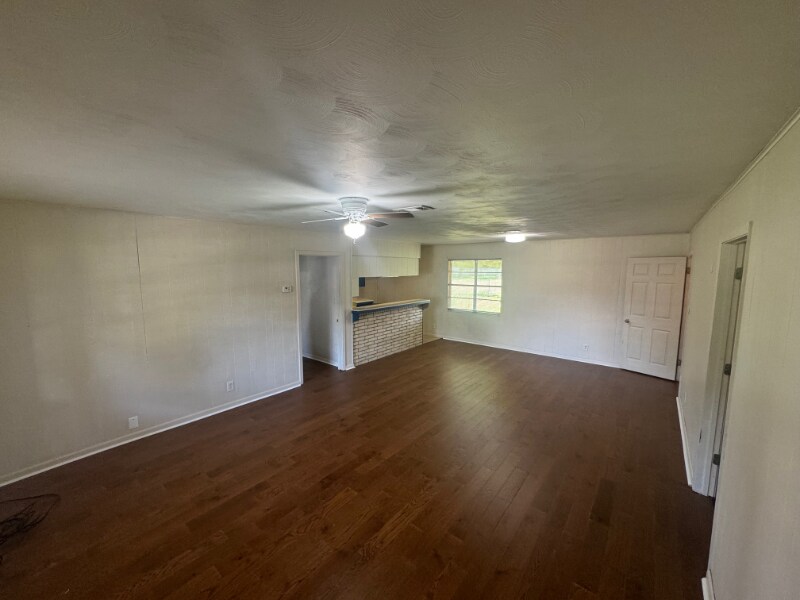 285 9th St in Markham, TX - Building Photo