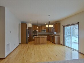 1133 Rosemary Ln in Chaska, MN - Foto de edificio - Building Photo