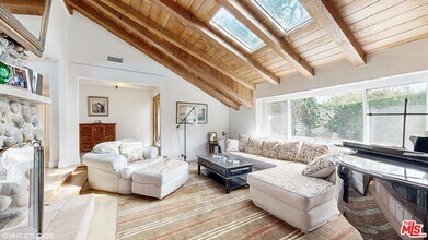 29051 Pacific Coast Hwy in Malibu, CA - Building Photo - Building Photo