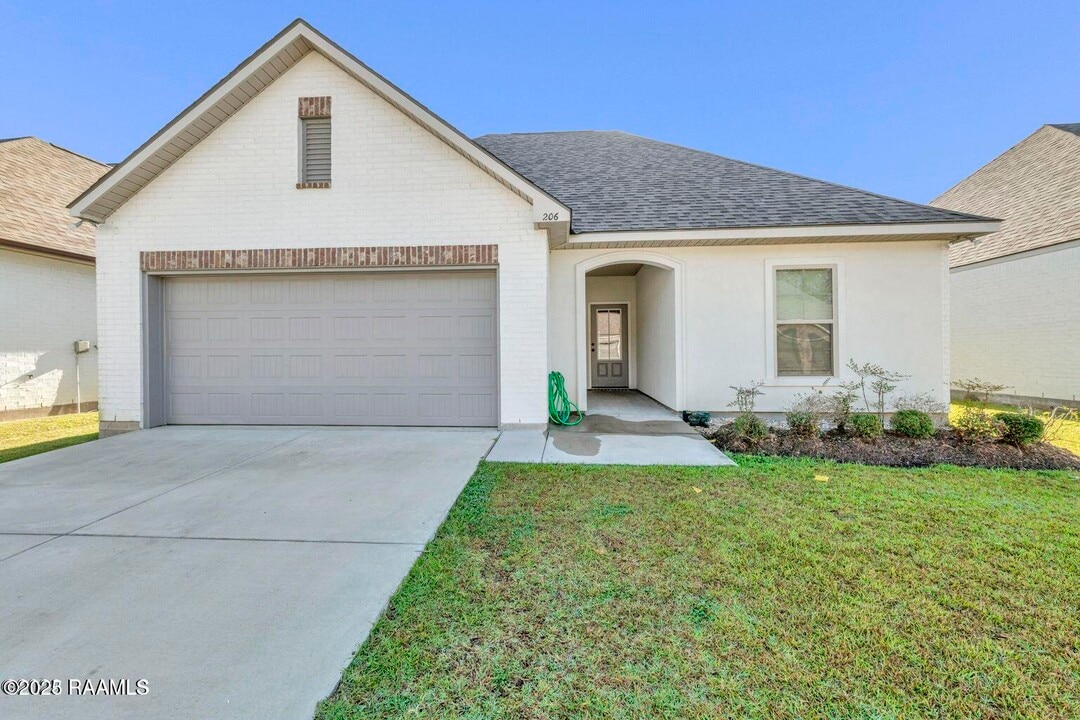 206 Sparrowhawk St in Broussard, LA - Building Photo