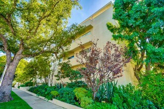 310 S Almont Dr, Unit #116 in Los Angeles, CA - Foto de edificio - Building Photo