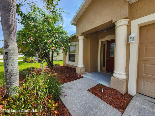 2078 Maeve Cir in West Melbourne, FL - Building Photo - Building Photo