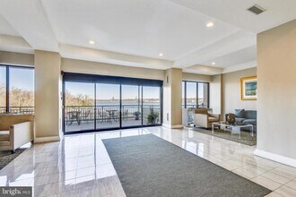 501 Slaters Ln in Alexandria, VA - Building Photo - Building Photo