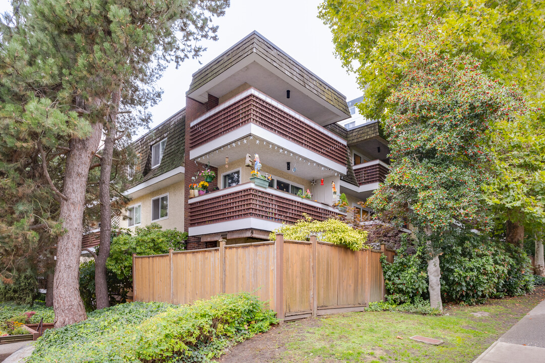 Royal Mews in New Westminster, BC - Building Photo