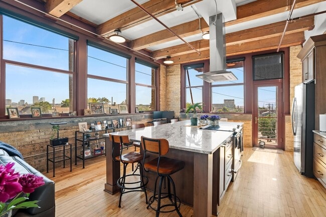 215 W Maple St in Milwaukee, WI - Foto de edificio - Building Photo