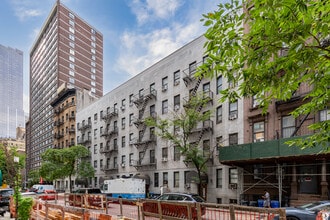 348-352 W 56th St in New York, NY - Building Photo - Building Photo