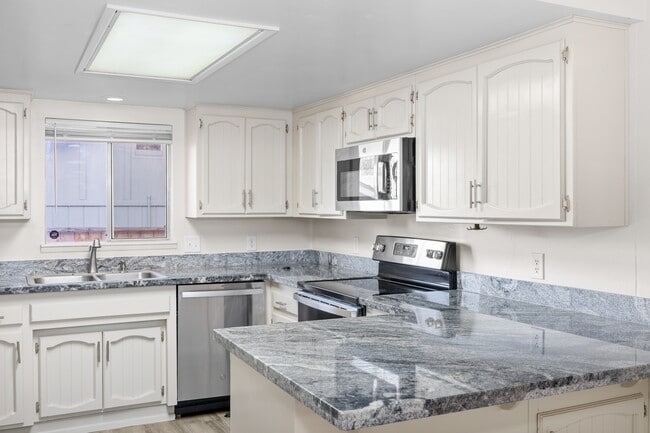 2077 Hill Way in Medford, OR - Building Photo - Building Photo