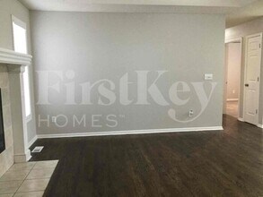 305 W Laredo Trail in Raymore, MO - Building Photo - Building Photo