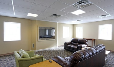 Hillsborough Pointe Apartments in Omaha, NE - Building Photo - Interior Photo