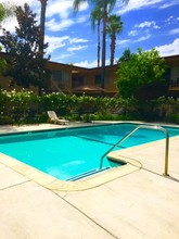 Palm Court in La Habra, CA - Foto de edificio - Building Photo