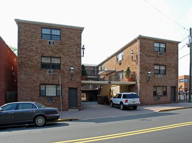 403 Anderson Ave in Fairview, NJ - Building Photo - Building Photo