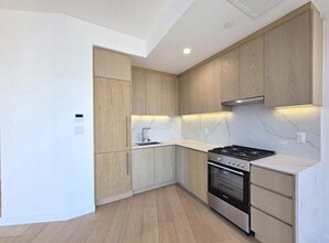 30-05 Vernon Blvd in Queens, NY - Building Photo - Building Photo