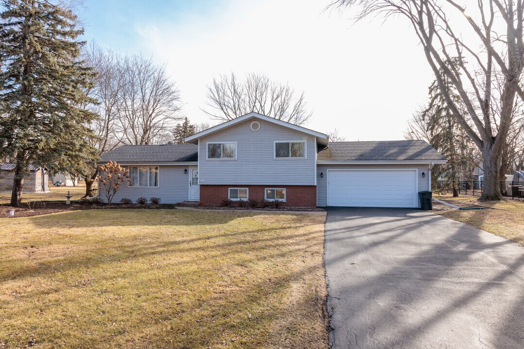 28W165 87th St in Naperville, IL - Building Photo