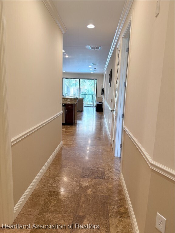 2351 Lakeview Dr in Sebring, FL - Foto de edificio - Building Photo