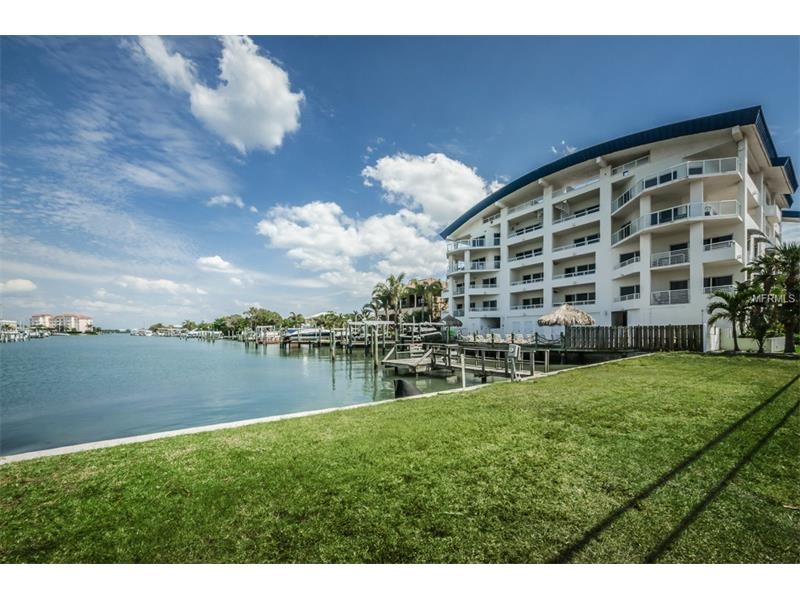 Sun West Palms in Clearwater Beach, FL - Foto de edificio