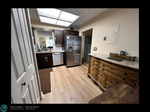 7320 Lake Cir Dr in Margate, FL - Foto de edificio - Building Photo