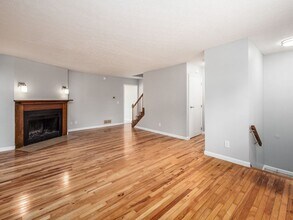 2017 Queensgate Ln in Columbus, OH - Foto de edificio - Building Photo