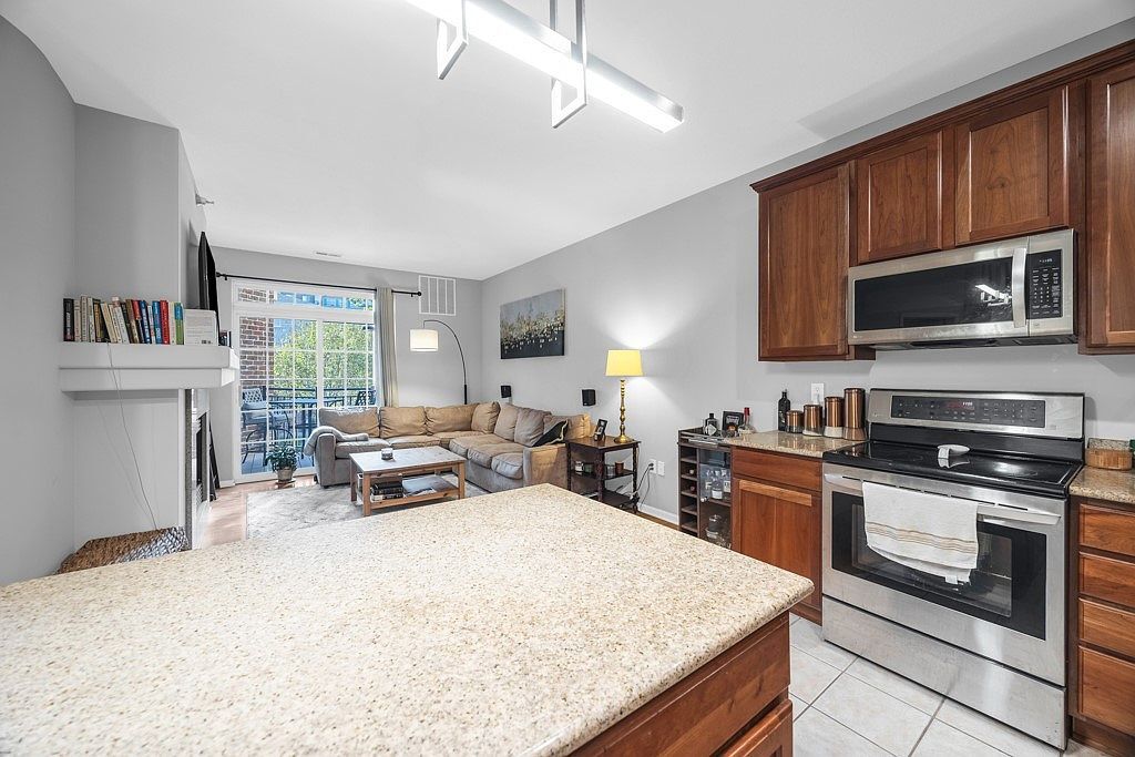 3031 Grand Ave, Unit 218 in Des Moines, IA - Building Photo