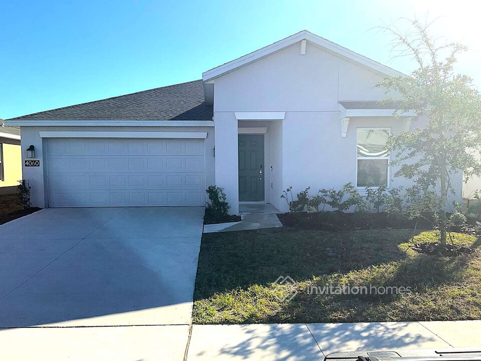 4060 Tug Hl Ln in Osteen, FL - Foto de edificio