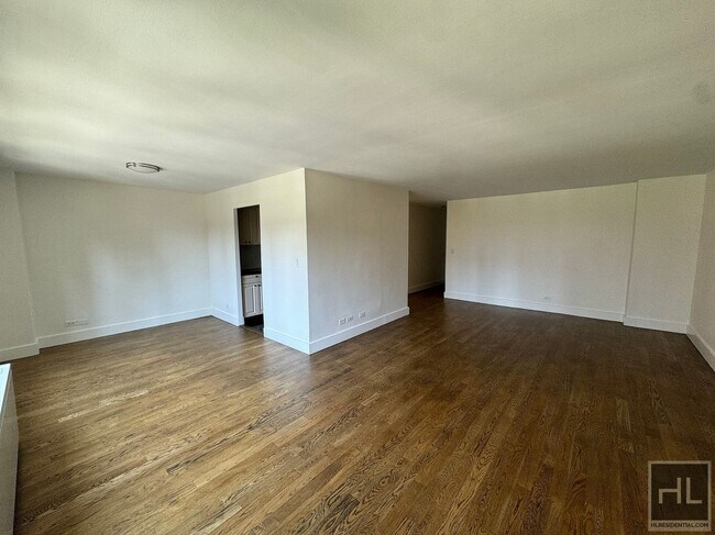 AMAZING ONE BEDROOM APARTMENT!! AMAZING DE in New York, NY - Building Photo - Building Photo