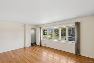17 Columbia Rd in Hicksville, NY - Building Photo - Building Photo