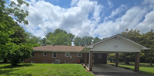 9220 Pole Run Rd in Disputanta, VA - Building Photo - Building Photo