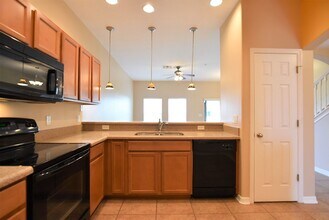 201 Angel Trumpet Way in Oviedo, FL - Building Photo - Building Photo