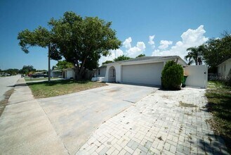 8948 Lido Ln in Port Richey, FL - Building Photo - Building Photo