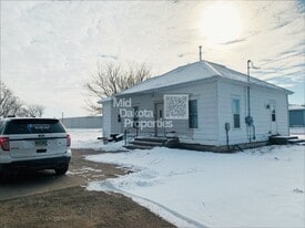 1020 S Kimball St in Mitchell, SD - Building Photo