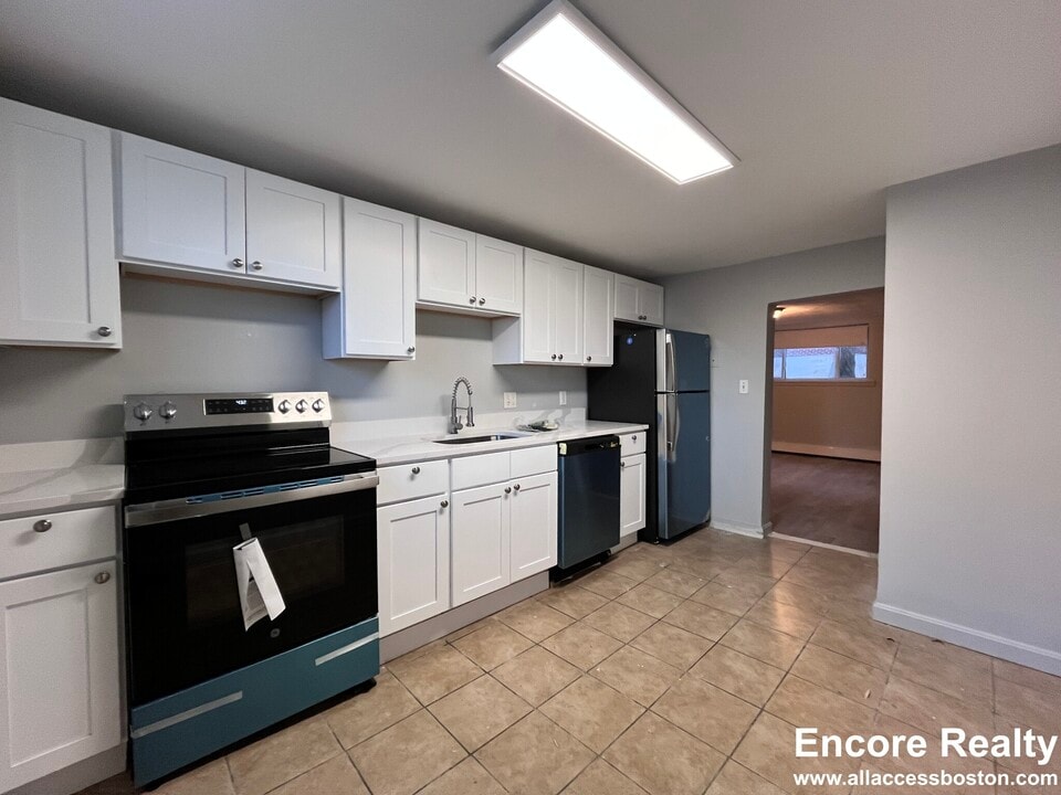10 Bryon Rd, Unit 2A in Boston College, MA - Building Photo