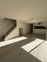 43711 Challenger Way in Lancaster, CA - Foto de edificio - Building Photo