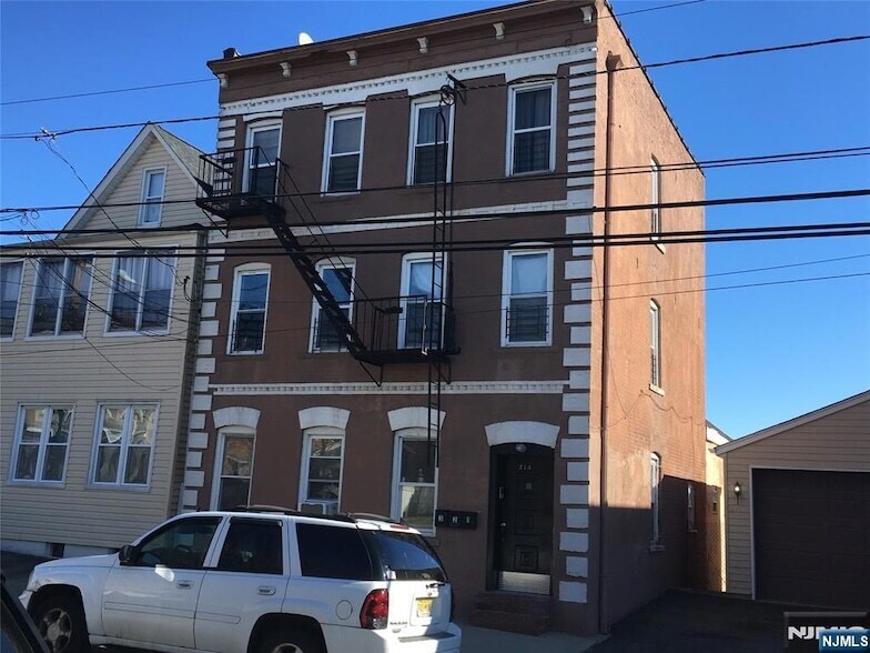 214 Farnham Ave, Unit 2 in Lodi, NJ - Building Photo
