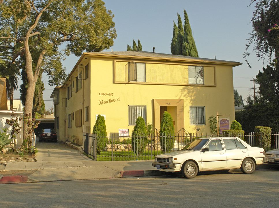 1140-1142 Beachwood Dr in Los Angeles, CA - Building Photo