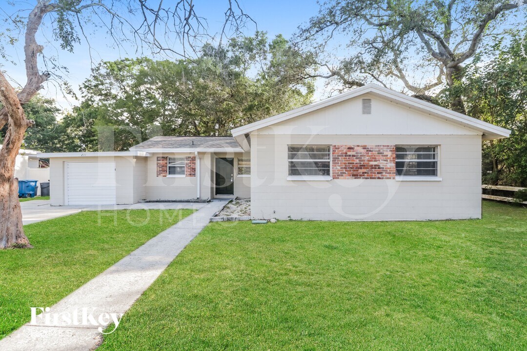 211 W 108th Ave in Tampa, FL - Foto de edificio