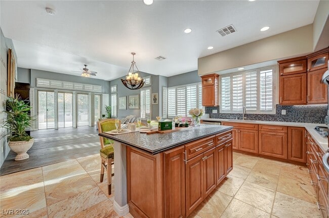 6 Holly Tree Ct in Henderson, NV - Foto de edificio - Building Photo