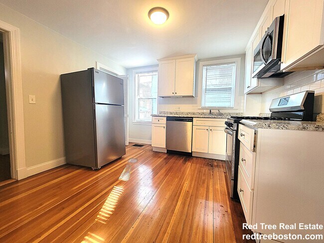 49 Montfern Ave in Boston, MA - Foto de edificio - Building Photo