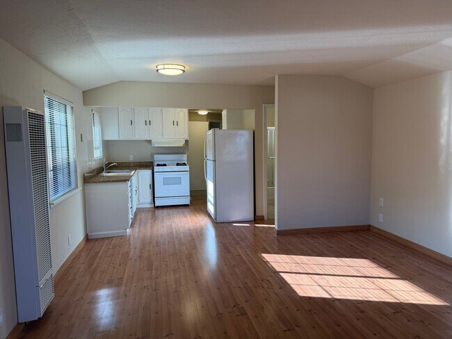 1174 Valota Rd in Redwood City, CA - Building Photo - Building Photo