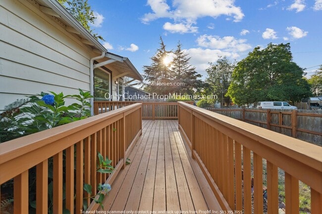 16824 SE Clinton St in Portland, OR - Building Photo - Building Photo